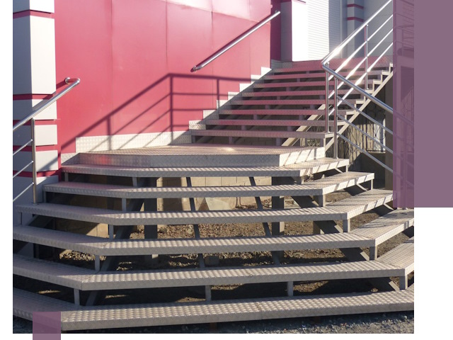 Лестницы для магазина в Спасске-Дальнем — изготовление и монтаж